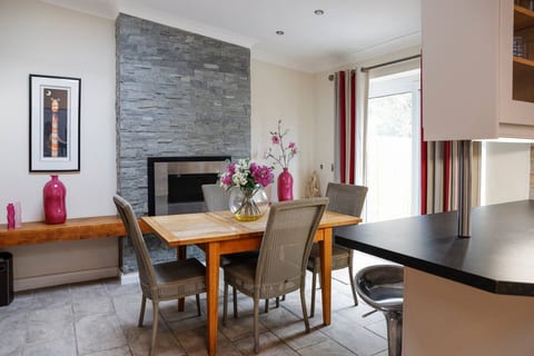 Stylish Family Home Close To City Centre + Parking
