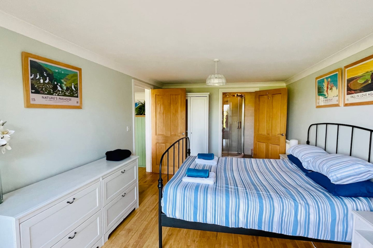 5-bed-coastal-retreat-w-studio-sauna-and-sea-views/