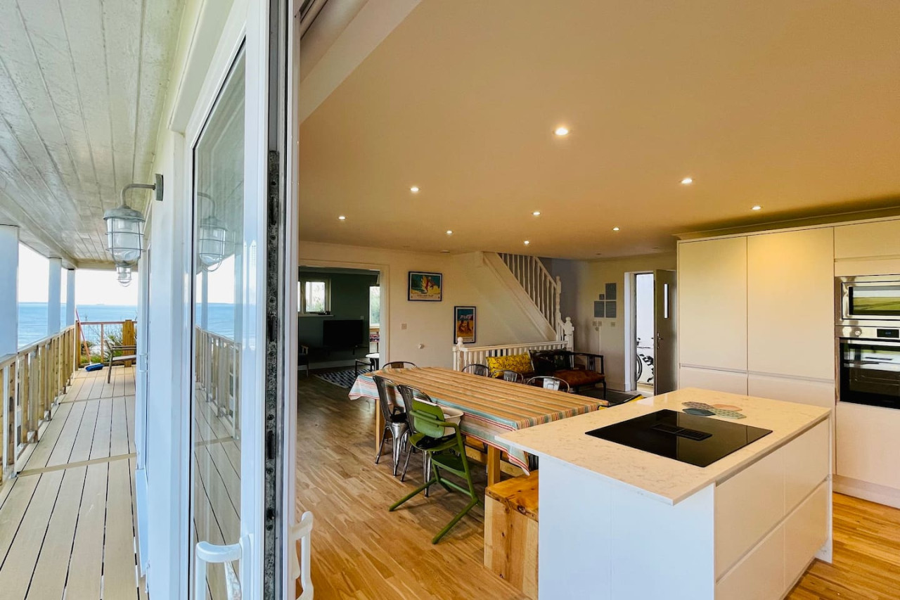 5-bed-coastal-retreat-w-studio-sauna-and-sea-views/