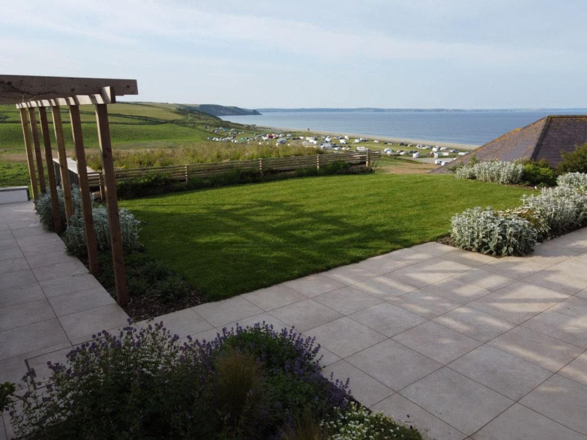 5-bed-coastal-retreat-w-studio-sauna-and-sea-views/