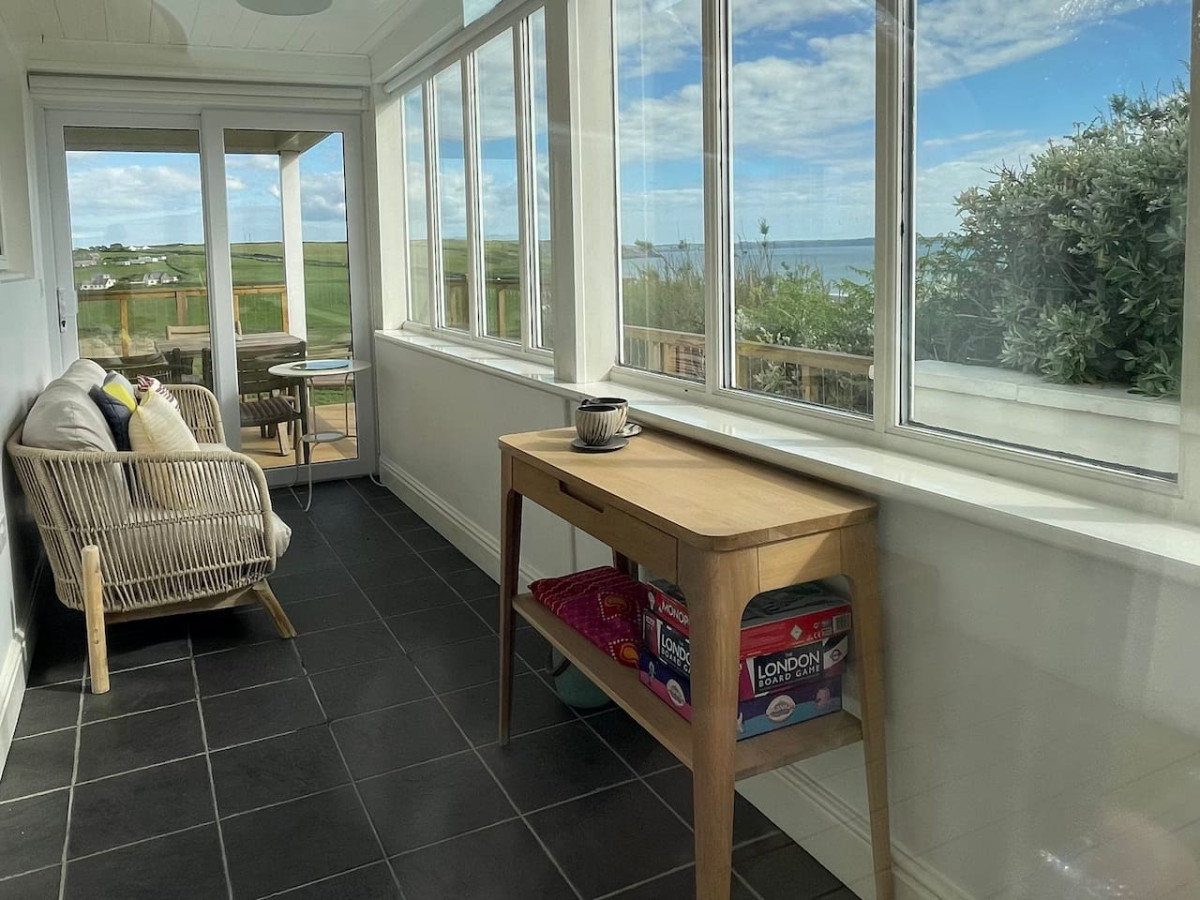 5-bed-coastal-retreat-w-studio-sauna-and-sea-views/