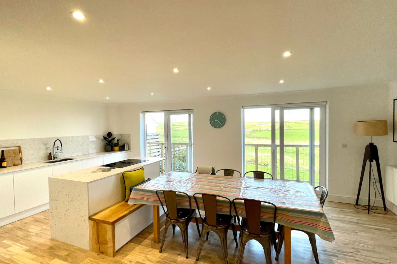 5-bed-coastal-retreat-w-studio-sauna-and-sea-views/