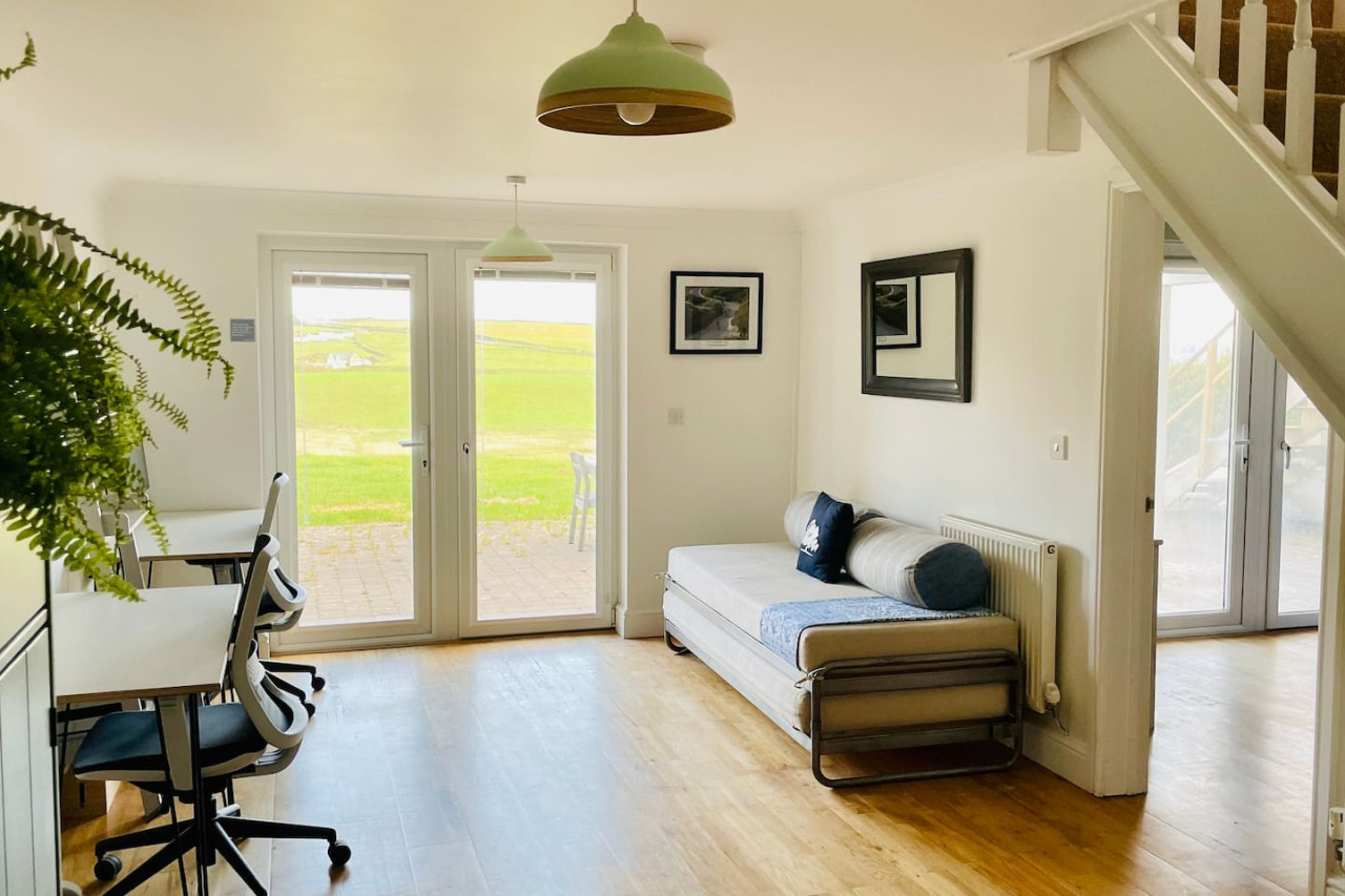 5-bed-coastal-retreat-w-studio-sauna-and-sea-views/