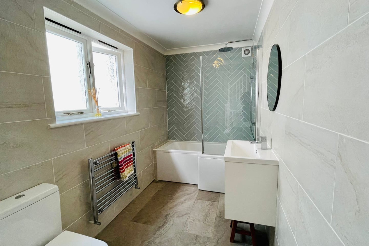 5-bed-coastal-retreat-w-studio-sauna-and-sea-views/