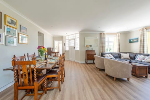 Family Beach House | 200m to Sea | 10min to Centre