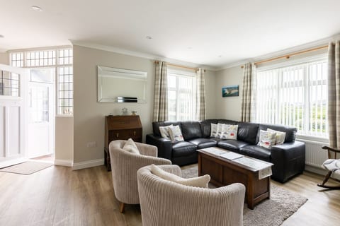 Family Beach House | 200m to Sea | 10min to Centre