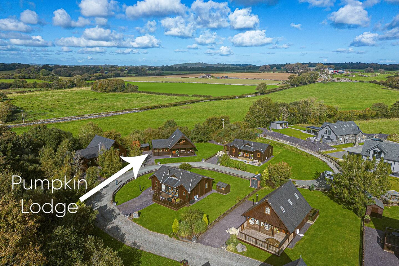 Scandi Cabin in Heart of Anglesey with Parking