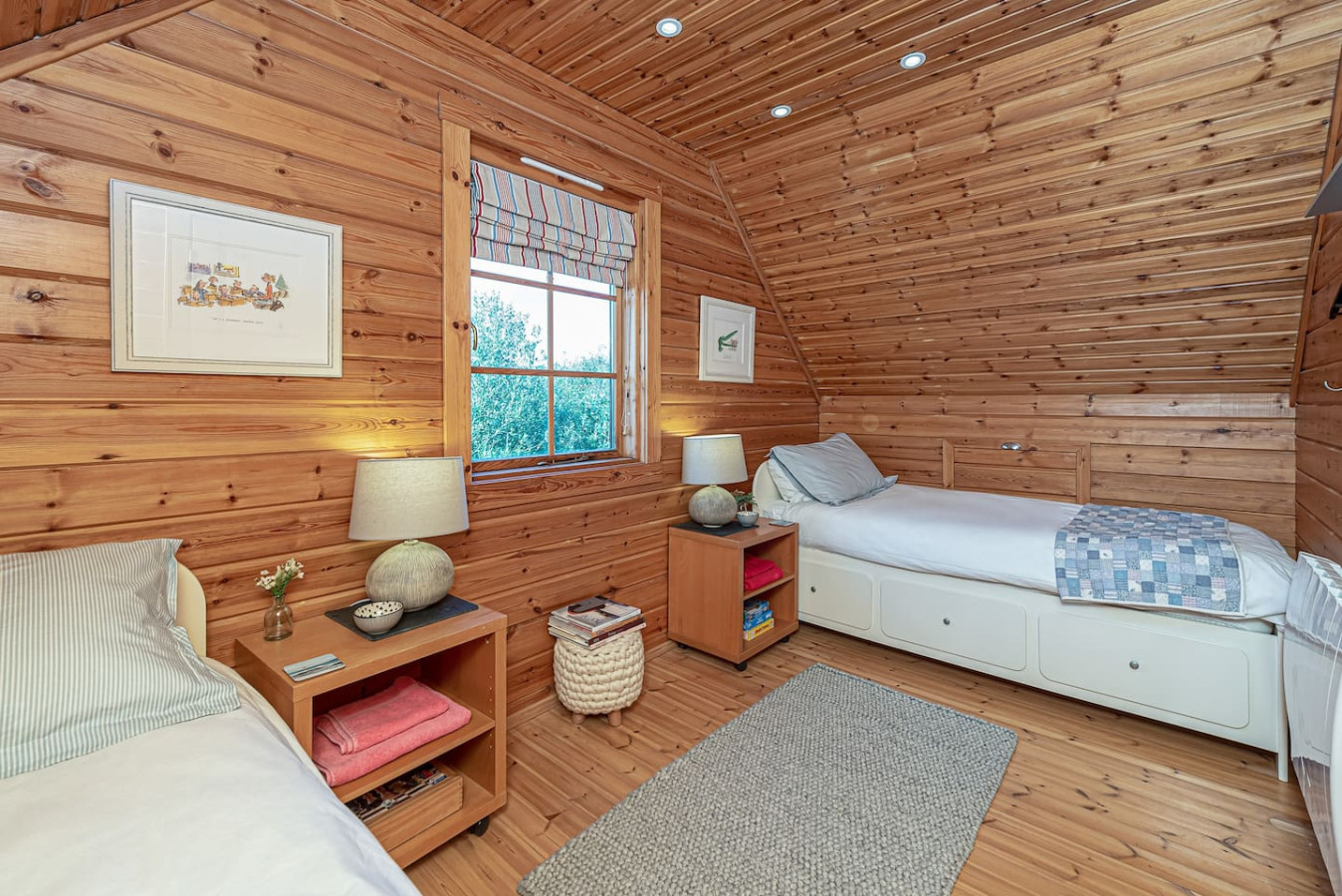 Scandi Cabin in Heart of Anglesey with Parking