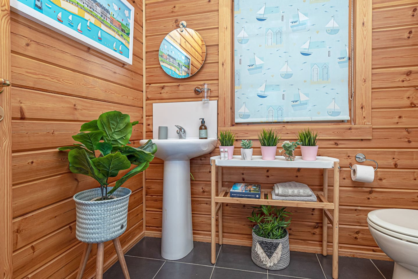 Scandi Cabin in Heart of Anglesey with Parking