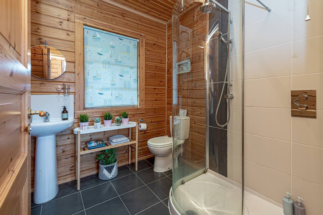 Scandi Cabin in Heart of Anglesey with Parking