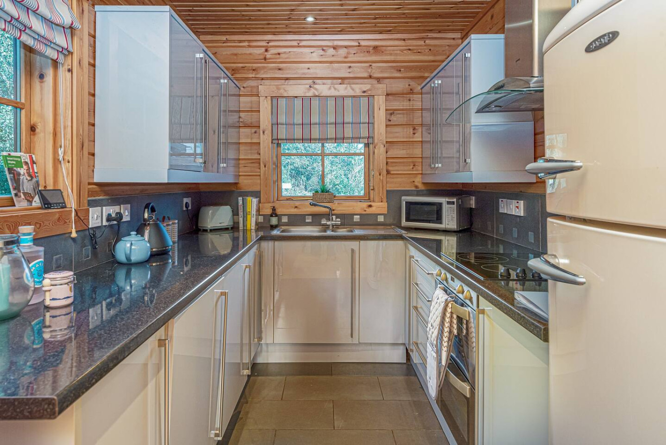 Scandi Cabin in Heart of Anglesey with Parking