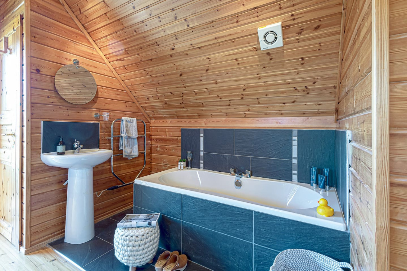 Scandi Cabin in Heart of Anglesey with Parking