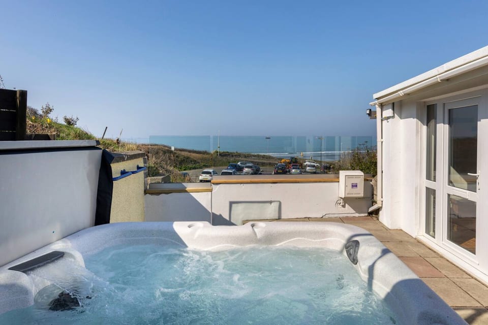 Luxury Family Beachside Home inc Hot Tub & Parking - Broad Haven