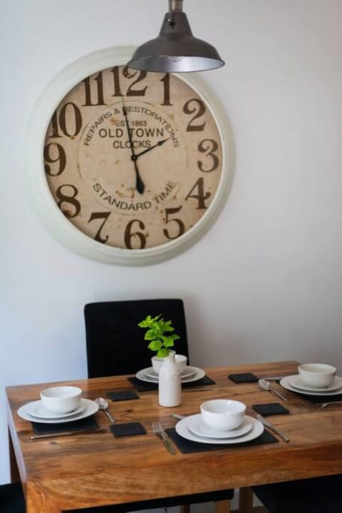 Saundersfoot Coastal Retreat – Parking, Beach