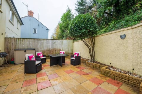 Saundersfoot Coastal Retreat – Parking, Beach