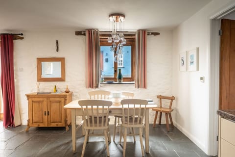 St Davids Hideaway with Roll-top Bath & Log Burner