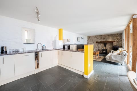 St Davids Hideaway with Roll-top Bath & Log Burner