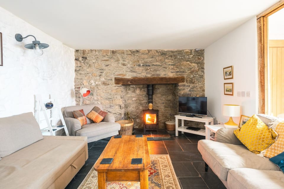 St Davids Hideaway with Roll-top Bath & Log Burner - St Davids