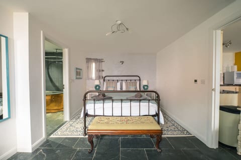 St Davids Hideaway with Roll-top Bath & Log Burner