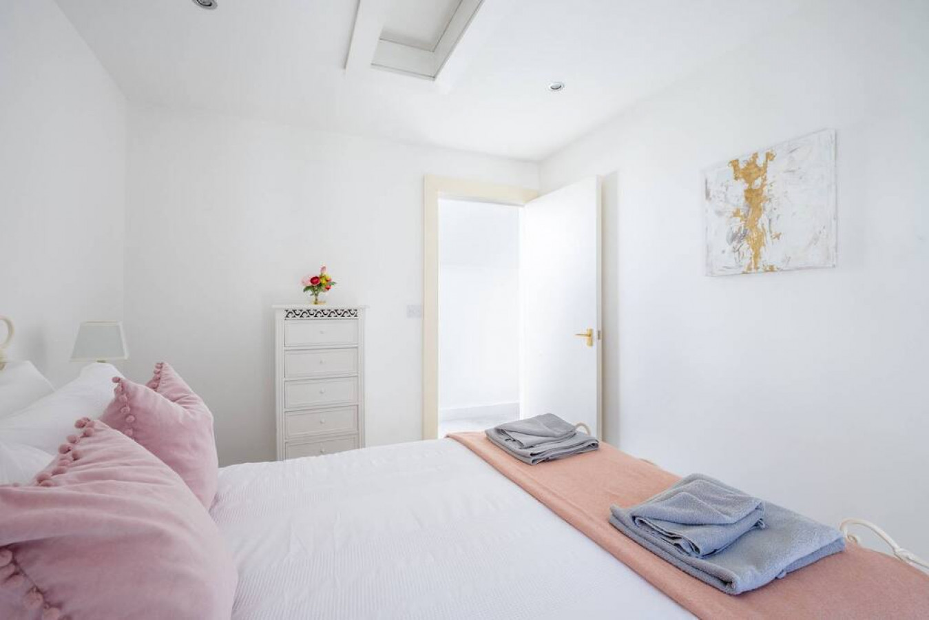 No.64 Narberth · Stylish & Spacious Apartment in Heart of Narberth