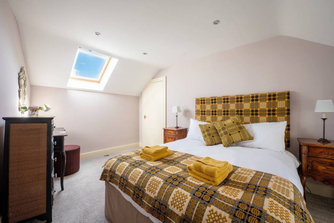 No.64 Narberth · Stylish & Spacious Apartment in Heart of Narberth