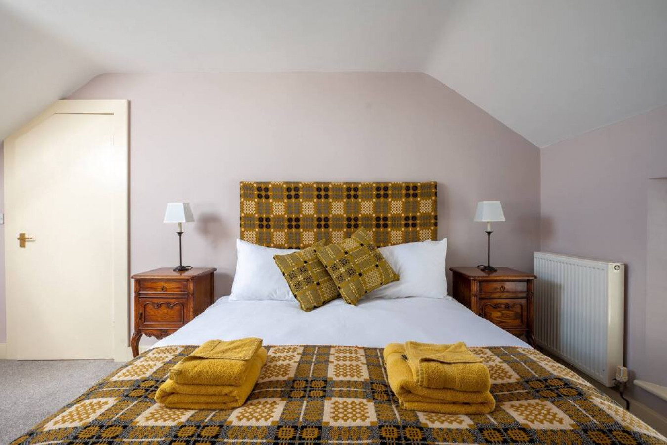 No.64 Narberth · Stylish & Spacious Apartment in Heart of Narberth