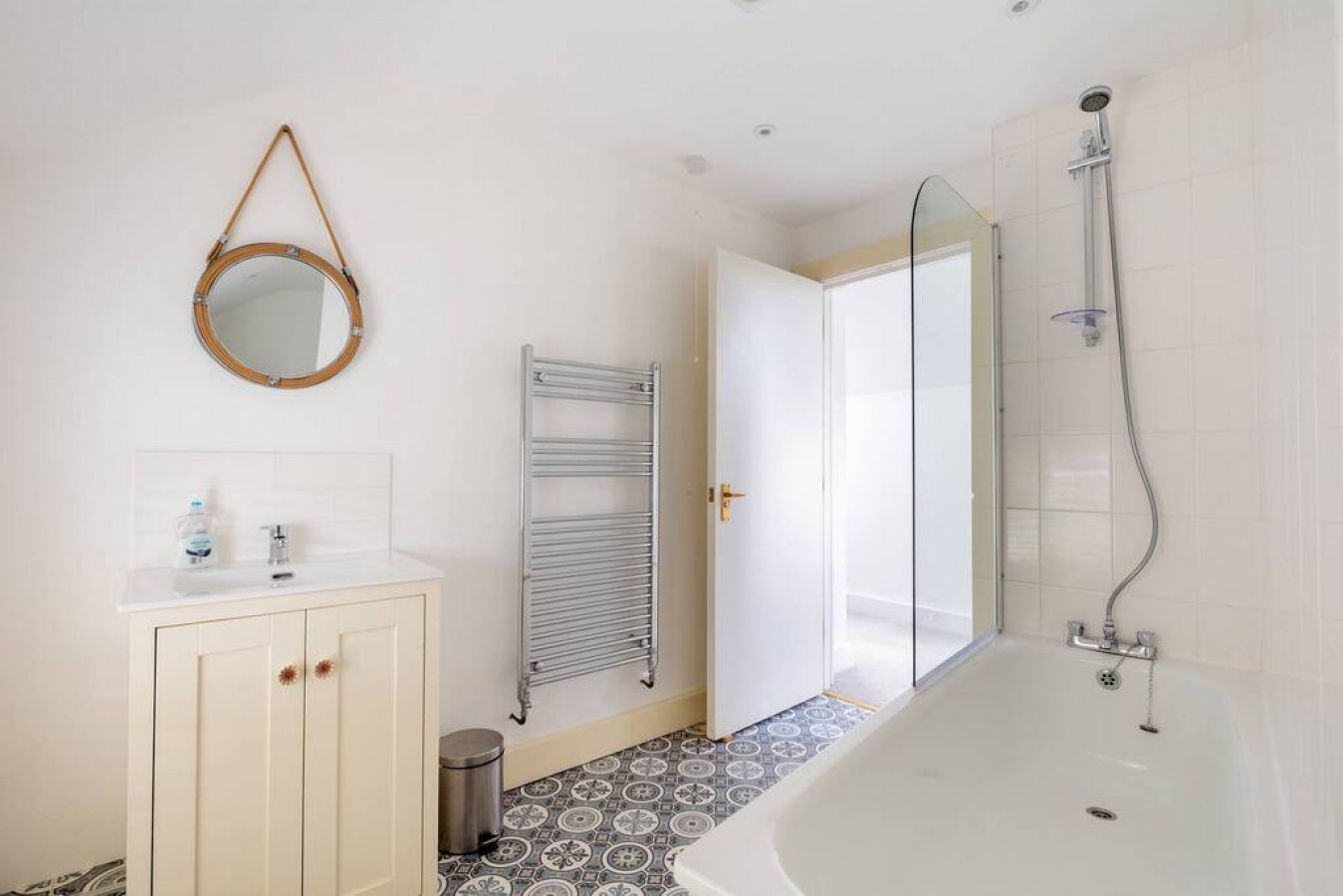 No.64 Narberth · Stylish & Spacious Apartment in Heart of Narberth