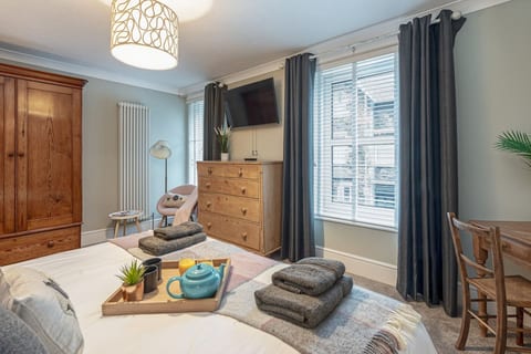 Stylish Central Townhouse + Parking & Bike Storage