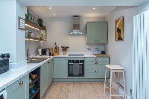 Stylish Central Townhouse + Parking & Bike Storage