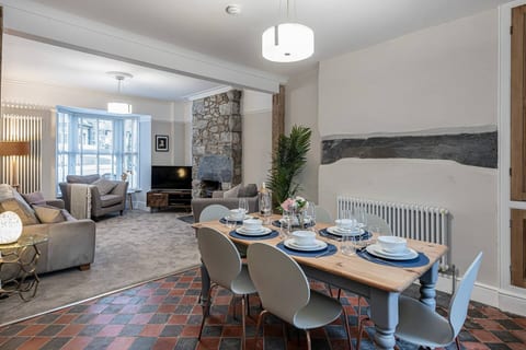 Stylish Central Townhouse + Parking & Bike Storage