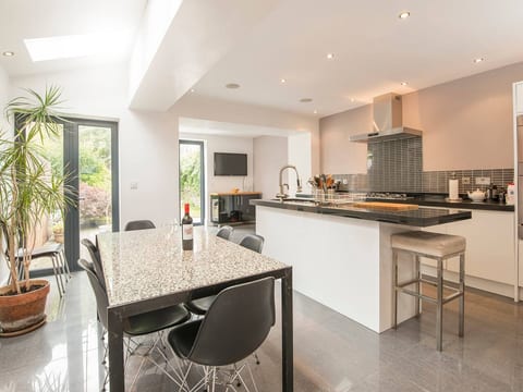 Spacious Pontcanna House | Garden | Sleeps 8