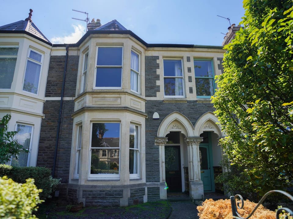 Spacious Pontcanna House | Garden | Sleeps 8 - Cardiff