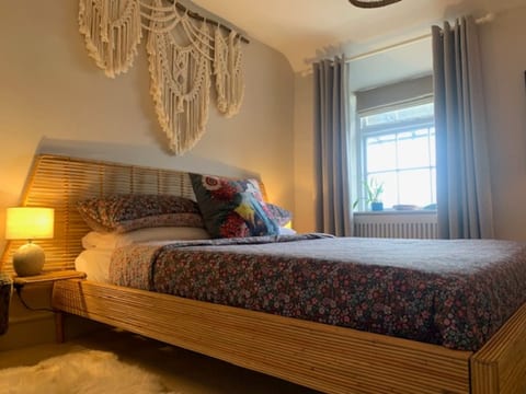 Elegant Dolgellau Townhouse with Mountain Backdrop