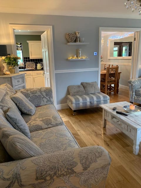 Spacious 2 BR home close to town & coast + parking