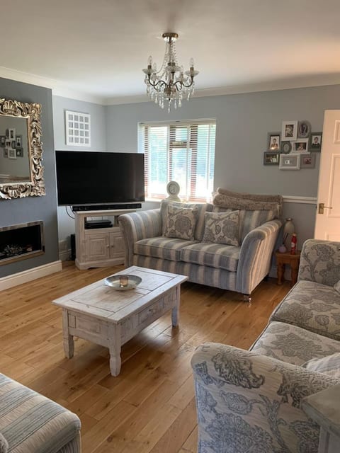 Spacious 2 BR home close to town & coast + parking