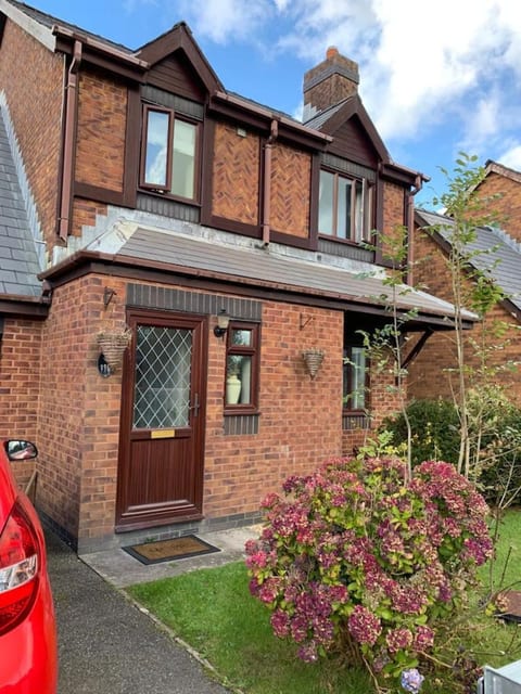 Spacious 2 BR home close to town & coast + parking
