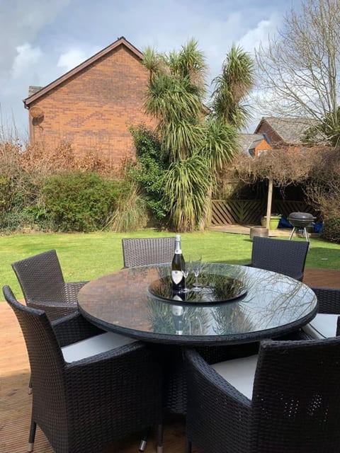 Spacious 2 BR home close to town & coast + parking