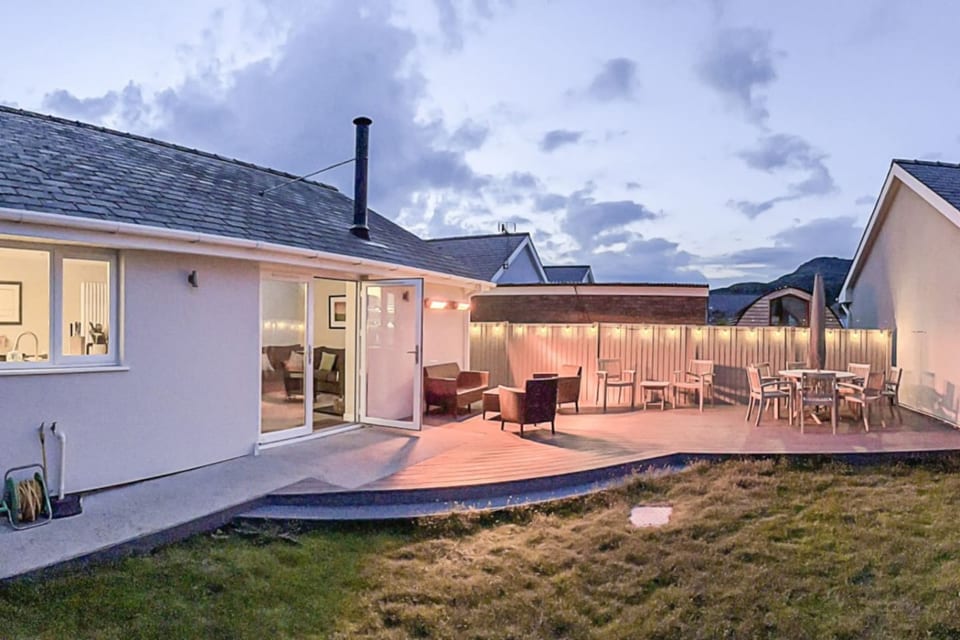 Family-Friendly Retreat between Beach & Mountains - Morfa Bychan