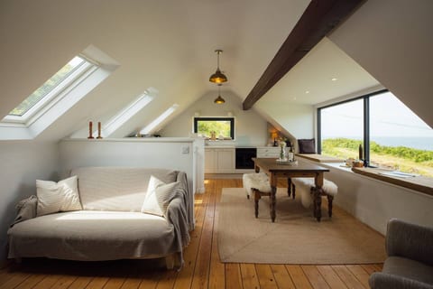 Cliff-top Cottage on Coast Path w/Panoramic Views