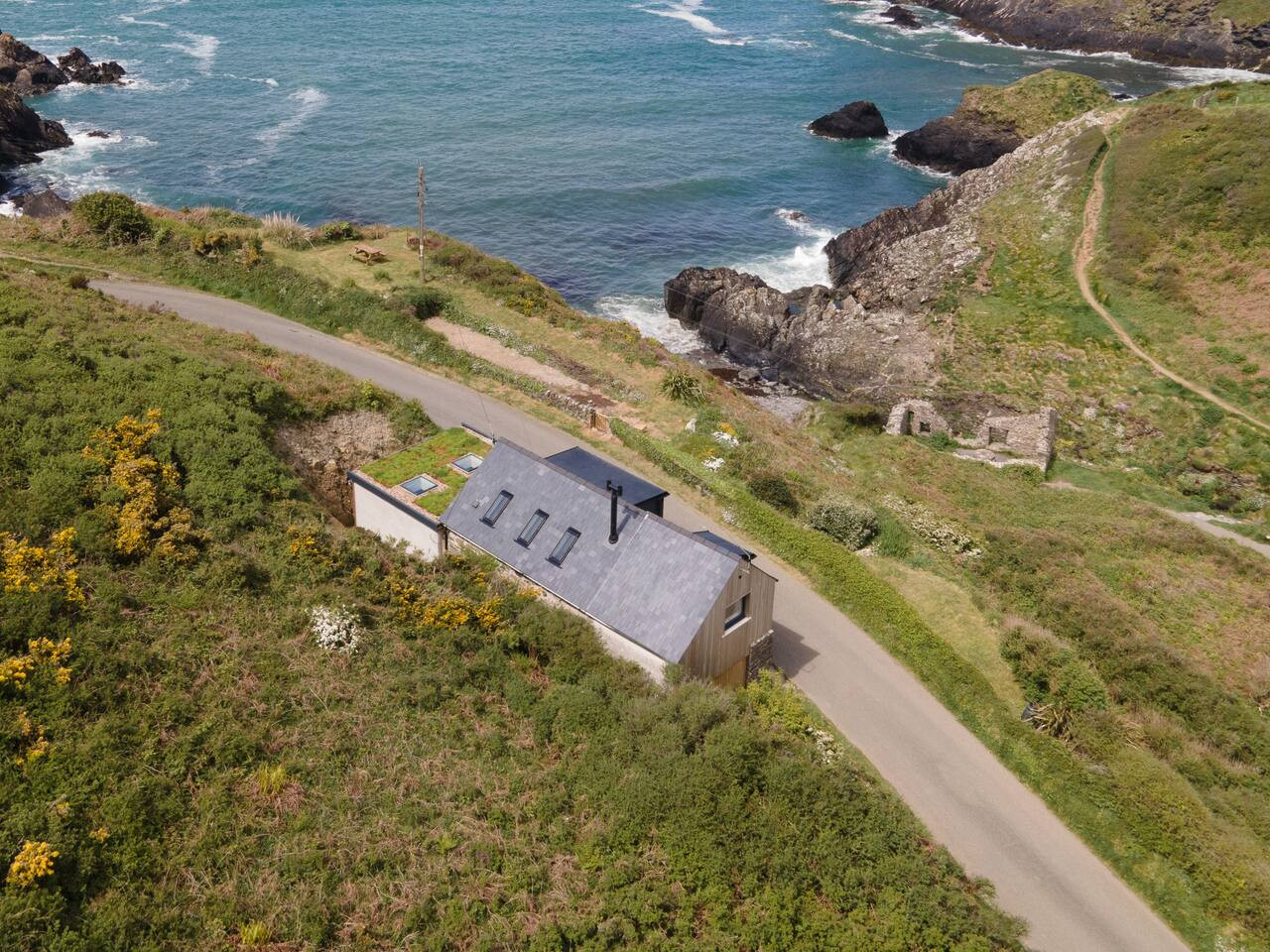 cliff-top-cottage-on-coast-path-wpanoramic-views/