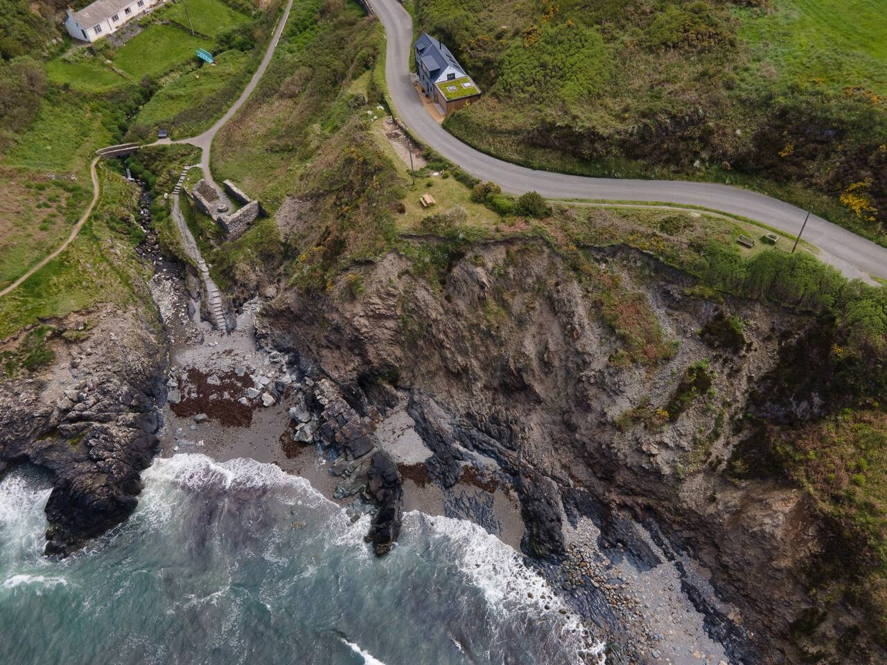 cliff-top-cottage-on-coast-path-wpanoramic-views/