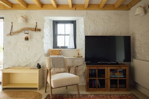 Cliff-top Cottage on Coast Path w/Panoramic Views