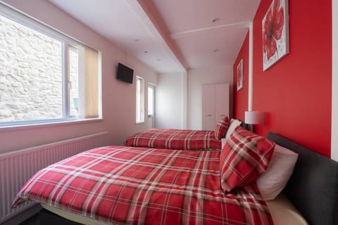 Central Tenby North Beach Apartment with Parking