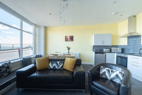 Central Tenby North Beach Apartment with Parking