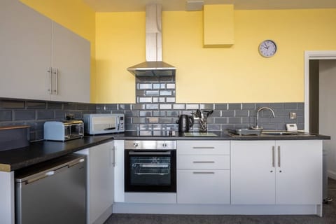 Central Tenby North Beach Apartment with Parking
