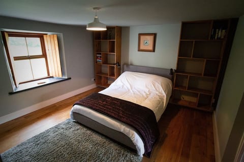 Cosy Cottage in Wild Countryside by Llys-y-Fran