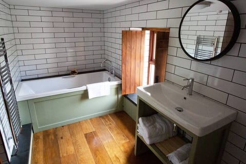 Cosy Cottage in Wild Countryside by Llys-y-Fran