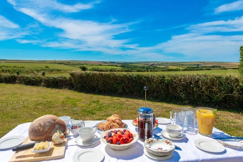 Peaceful Getaway Near Marloes & Skomer with Garden