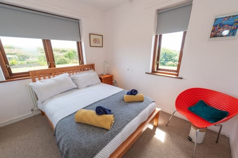 Peaceful Getaway Near Marloes & Skomer with Garden