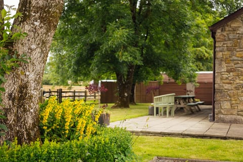 Woodland Cottage with Pool & Sauna